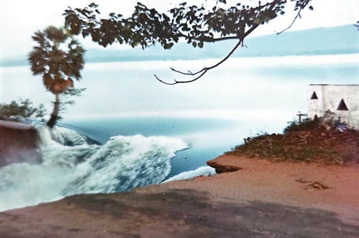 Kantale Tank breach, 20 April 1986: one of Capt Milinda Peiris’s rare Yashica photographs, capturing the devastating floodwaters in the immediate aftermath of the bund collapse. Unpublished for four decades.